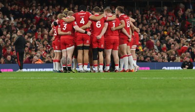 091125 - Wales v Argentina, Quilter Nations Series - The Wales team huddle up ahead of the match