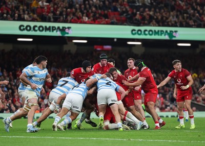 091125 - Wales v Argentina, Quilter Nations Series - Wales drive towards the Argentinian line