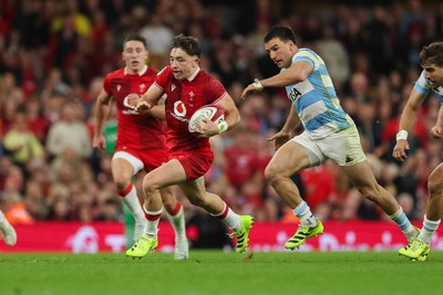 091125 - Wales v Argentina, Quilter Nations Series - Dan Edwards of Wales breaks away