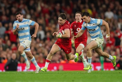 091125 - Wales v Argentina, Quilter Nations Series - Dan Edwards of Wales breaks away