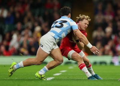 091125 - Wales v Argentina, Quilter Nations Series - Blair Murray of Wales is tackled by Rodrigo Isgro of Argentina