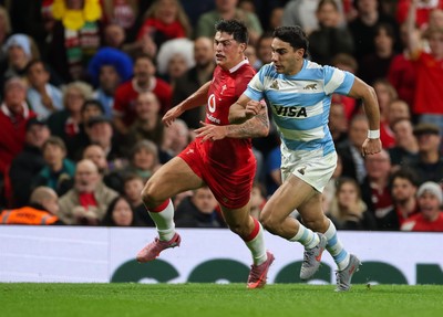 091125 - Wales v Argentina, Quilter Nations Series - Louis Rees-Zammit of Wales outpaces Santiago Carreras of Argentina in a race for the ball