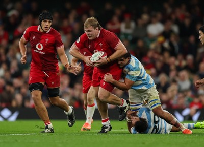 091125 - Wales v Argentina, Quilter Nations Series - Archie Griffin of Wales charges forward