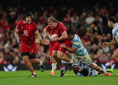 091125 - Wales v Argentina, Quilter Nations Series - Archie Griffin of Wales charges forward