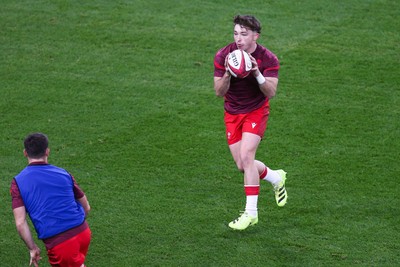 091125 - Wales v Argentina - Quilter Nations Series - Dan Edwards of Wales during the warm up