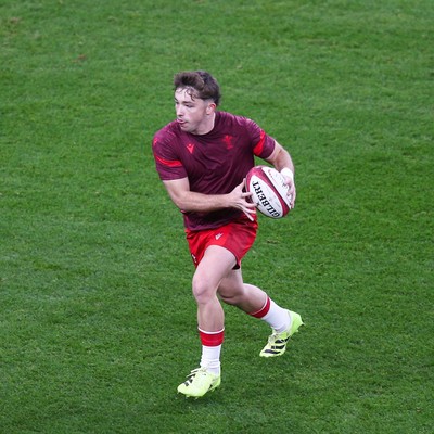 091125 - Wales v Argentina - Quilter Nations Series - Dan Edwards of Wales during the warm up