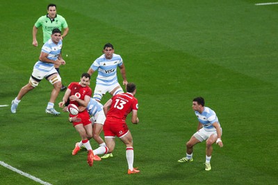 091125 - Wales v Argentina - Quilter Nations Series - Tomos Williams of Wales is tackled