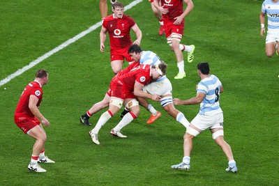 091125 - Wales v Argentina - Quilter Nations Series - Aaron Wainwright of Wales tackles Pablo Matera of Argentina