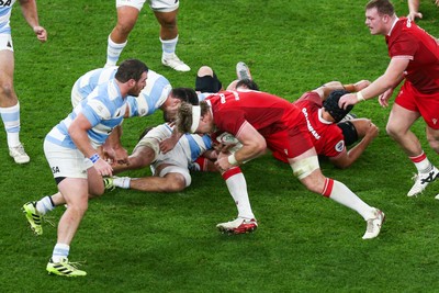 091125 - Wales v Argentina - Quilter Nations Series - Aaron Wainwright of Wales runs at the defence