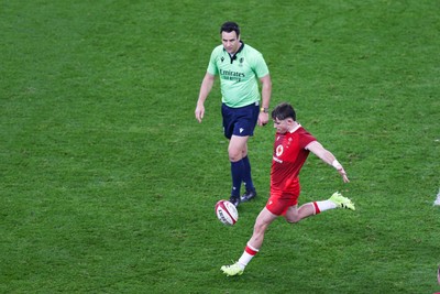 091125 - Wales v Argentina - Quilter Nations Series - Dan Edwards of Wales kicks for touch