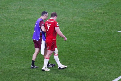 091125 - Wales v Argentina - Quilter Nations Series - Jac Morgan of Wales leaves the field injured after scoring a try