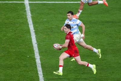 091125 - Wales v Argentina - Quilter Nations Series - Dan Edwards of Wales makes a break