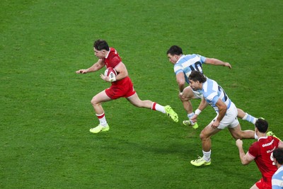 091125 - Wales v Argentina - Quilter Nations Series - Dan Edwards of Wales makes a break