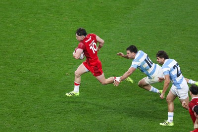 091125 - Wales v Argentina - Quilter Nations Series - Dan Edwards of Wales is tap-tackled by Geronimo Prisciantelli of Argentina after making a break