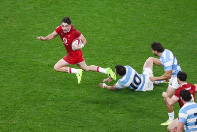 091125 - Wales v Argentina - Quilter Nations Series - Dan Edwards of Wales is tap-tackled by Geronimo Prisciantelli of Argentina after making a break