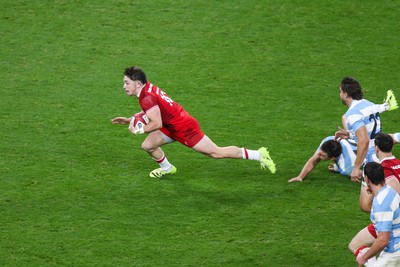 091125 - Wales v Argentina - Quilter Nations Series - Dan Edwards of Wales is tap-tackled by Geronimo Prisciantelli of Argentina after making a break