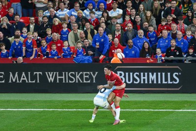 091125 - Wales v Argentina - Quilter Nations Series - Louis Rees-Zammit of Wales fails to gather the ball under pressure from Geronimo Prisciantelli of Argentina