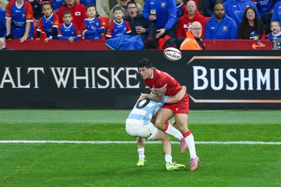 091125 - Wales v Argentina - Quilter Nations Series - Louis Rees-Zammit of Wales fails to gather the ball under pressure from Geronimo Prisciantelli of Argentina