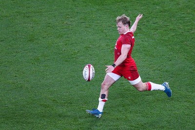 091125 - Wales v Argentina - Quilter Nations Series - Blair Murray of Wales kicks the ball