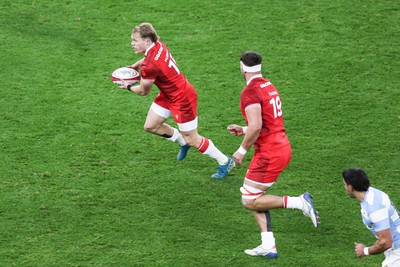 091125 - Wales v Argentina - Quilter Nations Series - Blair Murray of Wales makes a break