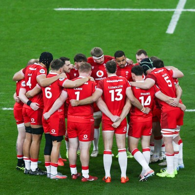 091125 - Wales v Argentina - Quilter Nations Series - Wales huddle before the match