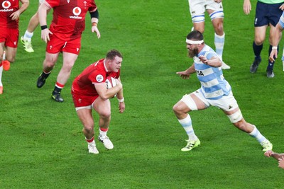 091125 - Wales v Argentina - Quilter Nations Series - Dewi Lake of Wales takes on Marcos Kremer of Argentina