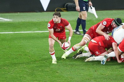 091125 - Wales v Argentina - Quilter Nations Series - Dan Edwards of Wales passes the ball