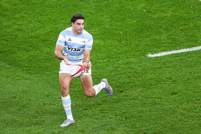 091125 - Wales v Argentina - Quilter Nations Series - Santiago Carreras of Argentina passes the ball