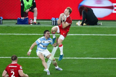 091125 - Wales v Argentina - Quilter Nations Series - Blair Murray of Wales takes a high ball