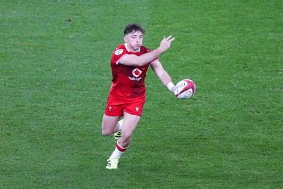 091125 - Wales v Argentina - Quilter Nations Series - Dan Edwards of Wales passes the ball