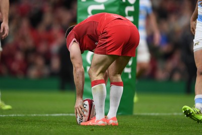 091125 - Wales v Argentina - Quilter Nations Series - Tomos Williams of Wales scores a try