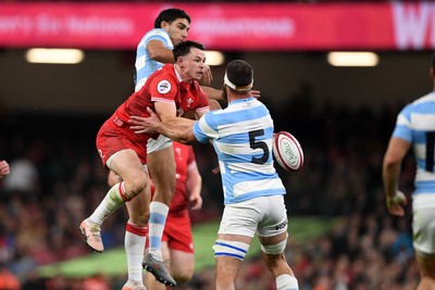 091125 - Wales v Argentina - Quilter Nations Series - Tom Rogers of Wales is challenged by Marcos Kremer of Argentina