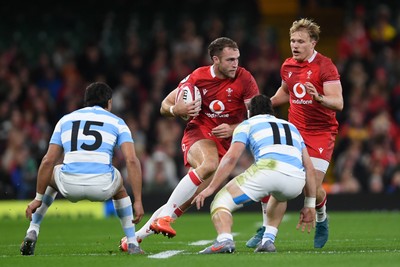 091125 - Wales v Argentina - Quilter Nations Series - Max Llewellyn of Wales is challenged by Mateo Carreras of Argentina