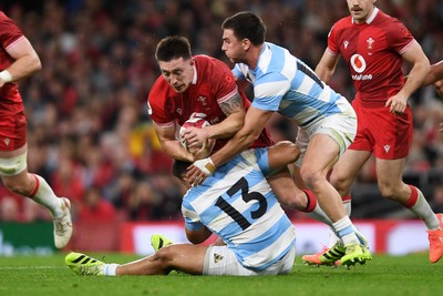 091125 - Wales v Argentina - Quilter Nations Series - Josh Adams of Wales is challenged byJusto Piccardo of Argentina
