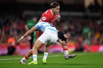 091125 - Wales v Argentina - Quilter Nations Series - Alex Mann of Wales is challenged by Simon Cruz Benitez of Argentina