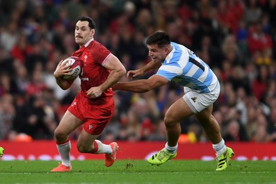 091125 - Wales v Argentina - Quilter Nations Series - Tomos Williams of Wales is challenged by Mateo Carreras of Argentina