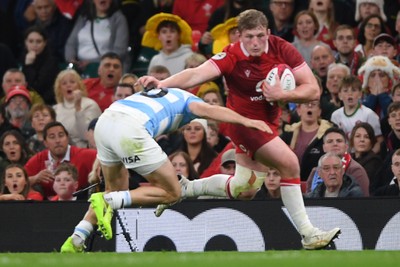 091125 - Wales v Argentina - Quilter Nations Series - Jac Morgan of Wales is challenged by Geronimo Prisciantelli of Argentina