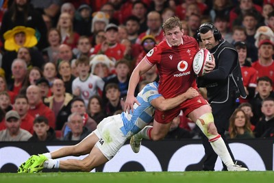 091125 - Wales v Argentina - Quilter Nations Series - Jac Morgan of Wales is challenged by Geronimo Prisciantelli of Argentina