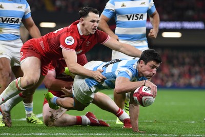 091125 - Wales v Argentina - Quilter Nations Series - Bautista Delguy of Argentina scores a try