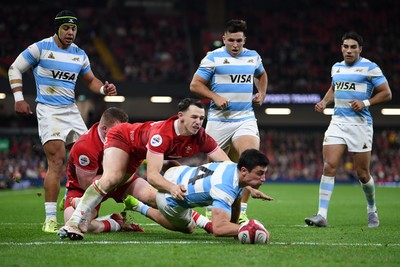 091125 - Wales v Argentina - Quilter Nations Series - Bautista Delguy of Argentina scores a try