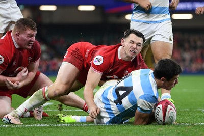 091125 - Wales v Argentina - Quilter Nations Series - Bautista Delguy of Argentina scores a try
