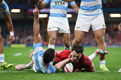 091125 - Wales v Argentina - Quilter Nations Series - Bautista Delguy of Argentina scores a try