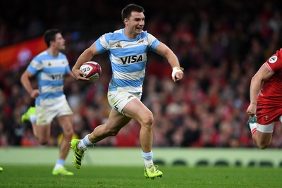 091125 - Wales v Argentina - Quilter Nations Series - Geronimo Prisciantelli of Argentina runs in to score a try