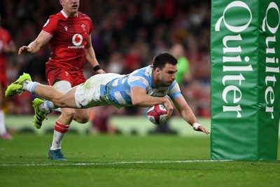 091125 - Wales v Argentina - Quilter Nations Series - Geronimo Prisciantelli of Argentina scores a try