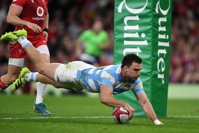 091125 - Wales v Argentina - Quilter Nations Series - Geronimo Prisciantelli of Argentina scores a try