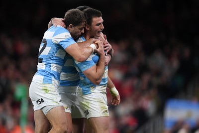 091125 - Wales v Argentina - Quilter Nations Series - Geronimo Prisciantelli of Argentina celebrates scoring a try with team mates
