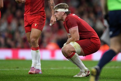 091125 - Wales v Argentina - Quilter Nations Series - Dejected Aaron Wainwright of Wales