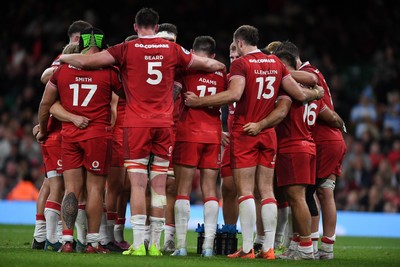 091125 - Wales v Argentina - Quilter Nations Series - Wales huddle at full time