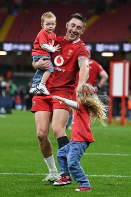 091125 - Wales v Argentina - Quilter Nations Series - Josh Adams of Wales with family at full time