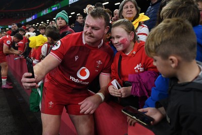 091125 - Wales v Argentina - Quilter Nations Series - Dewi Lake of Wales with fans at full time